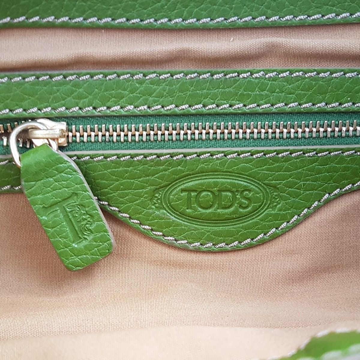 Tod's Original TOD’S Tote Bag, Tod’s Decoupage Shopping Media Model, Tod’s Coupe Pump, Duffel Bag, Cosmopolitan, Cool Beige Linen with Green Leather Bag, Designer Handbag, Sophistication, Luxury Lifestyle, Urban Style, Cult Street Fashion - Photo 5