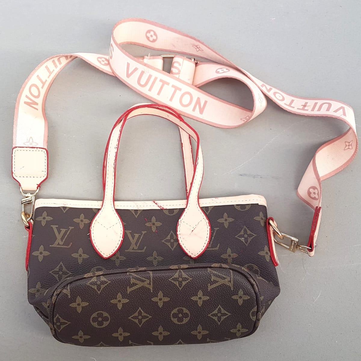 Louis Vuitton Exclusive Louis Vuitton Bag, LV Monogram Tote Bag, Cosmopolitan, LV Hand carry, Crossbody, Sling Bag, Made in FRANCE, Continental, Luxury Handbag, Duffel, Sleek Design, Inspirational, Sophistication, Streetwise, Pop Culture, Cult Street Fashion, Urban Style - Photo 9