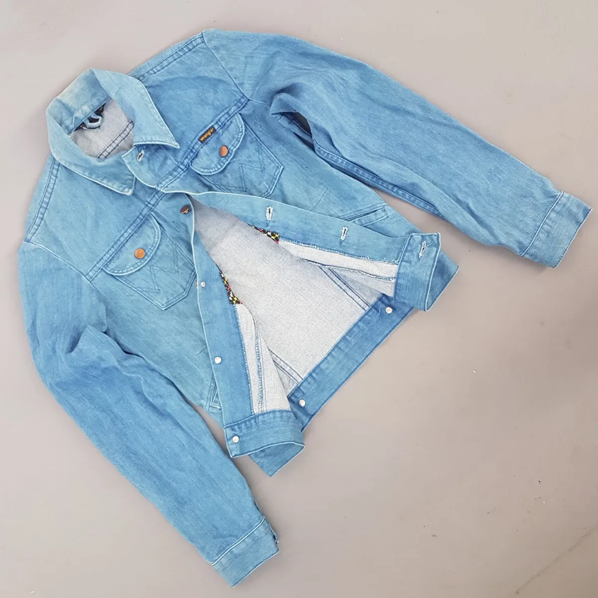 WRANGLER Retro WRANGLER Denim Jacket, from USA, Model MC2-24A, Size 34 Vintage Apparels, Cool Light-Washed, Seasoned Blue Denim Coat, Luxury Outerwear, Sophistication, Urban Style, Pop Culture, Hip Hop, Rock Star, Timeless Classic, Cult Street Fashion - Photo 9