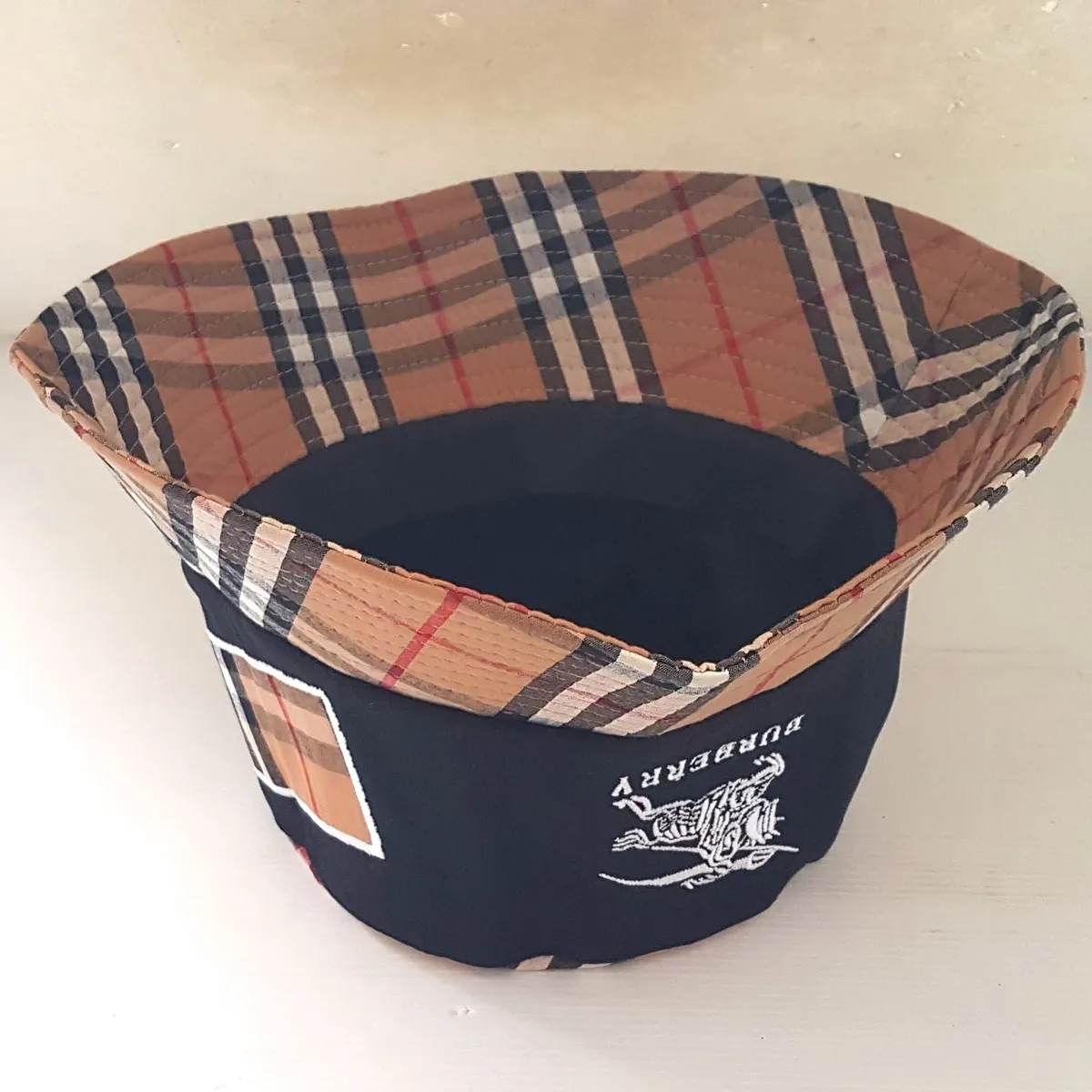 Burberry Retro Burberry Bucket Hat, Cool Top, Embroidered Equestrian Knight, Signature Archival Beige Check Pattern, Cosmopolitan, Luxury Living, Sleek Designer Model, Sophistication, Art Décor Cap, Timeless Classic, Pop Culture, Cult Street Fashion, Urban Style - Photo 3