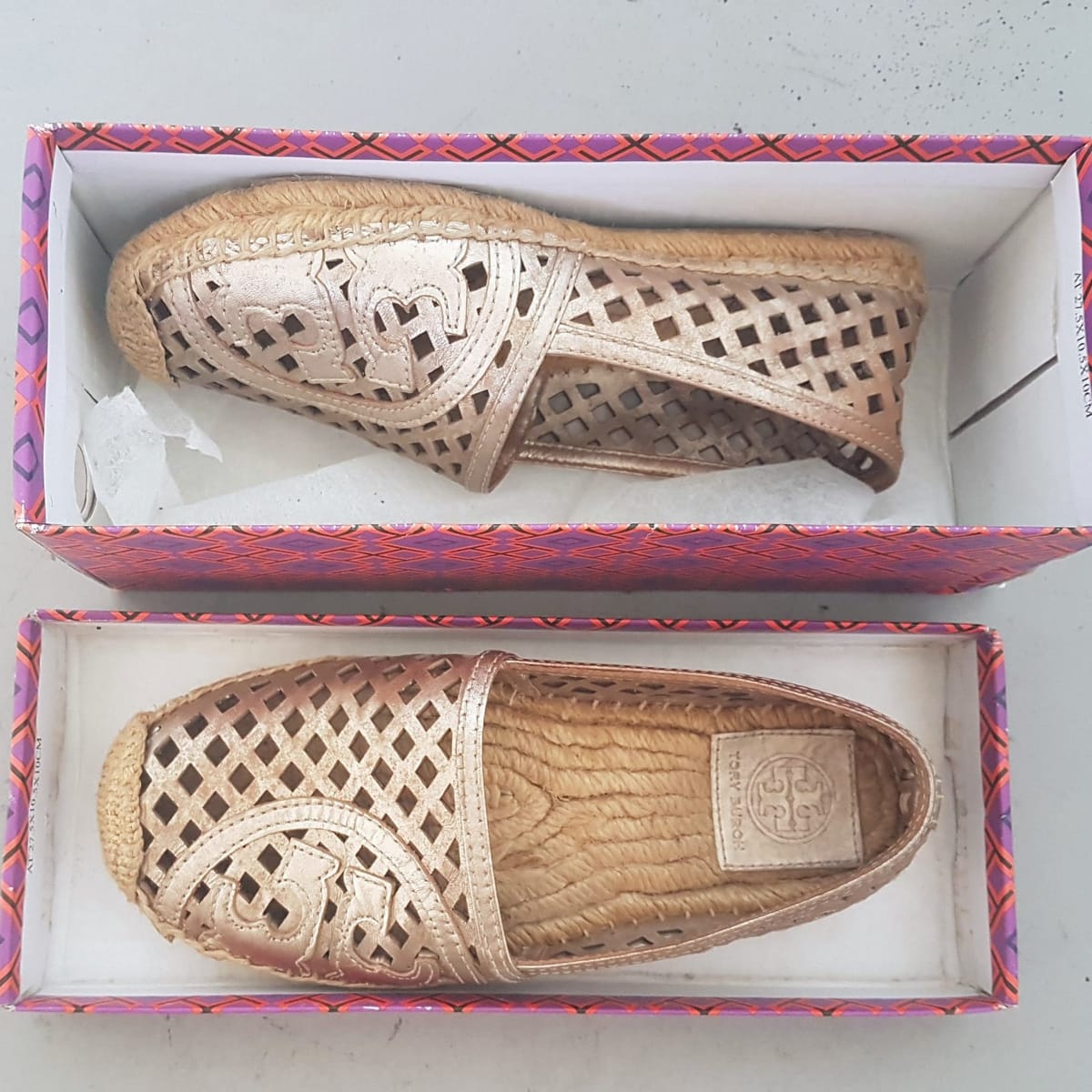 Luxury Tory Burch Slip On, Metallic Loafers, Espadrille Flats, Size 5.5 Shoes, Gold Laser Cut Leather Logo, Thatched Perforated, Cosmopolitan, Classic Shoes, Cool Slider, Timeless Appeal, Pop Culture, Sleek Boho Design, Sophistication, Cult Street Fashion - Photo 6