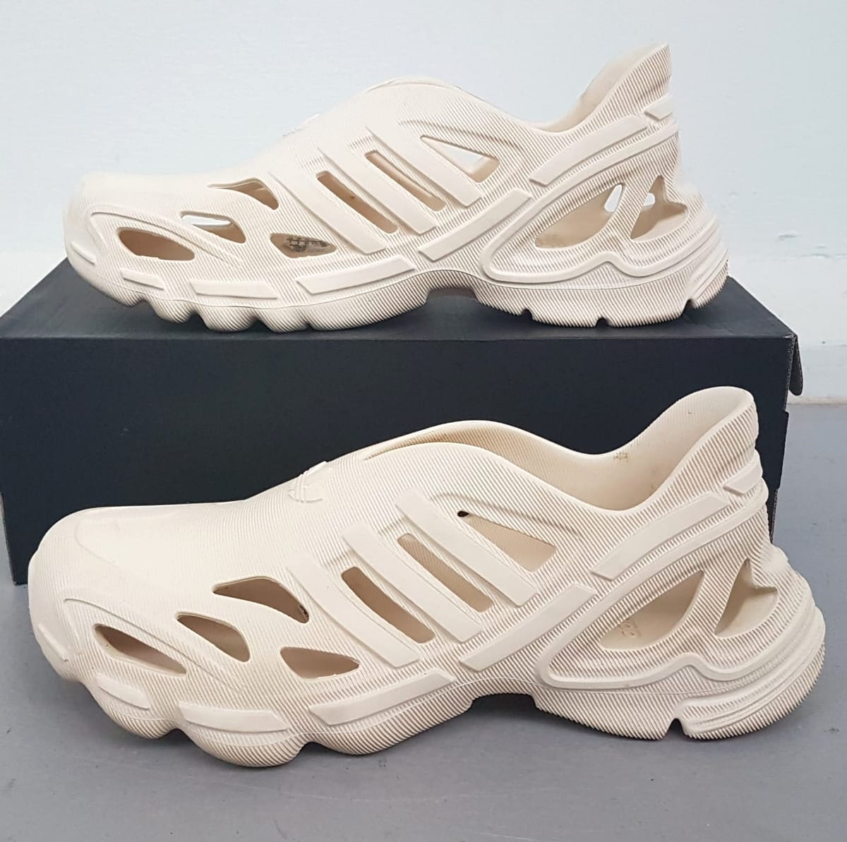 Adidas Adilette CLOG, Adidas Supernova Sneakers, Cool Slip-On, UK 9, EU 43, Beige Shoes, Sliders, Sleek Designer Shoes, Eye-Catching, Cosmopolitan, Sophistication, Urban Style, Timeless Appeal, Pop Culture, Summer Holiday, Streetwise, Luxury Lifestyle - Photo 2