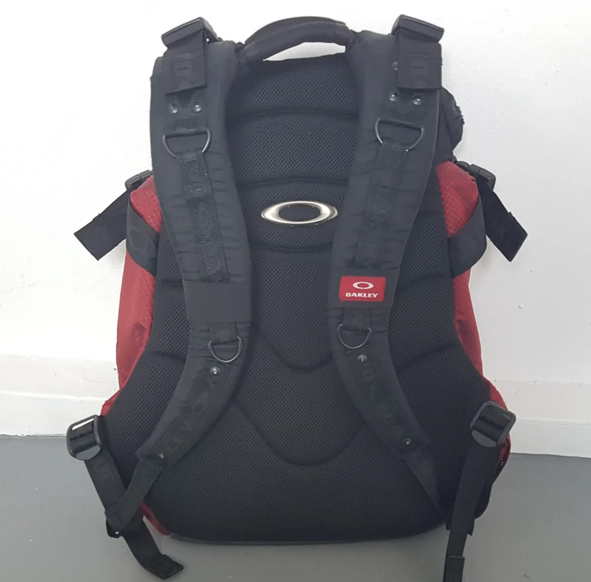 OAKLEY Original OAKLEY Backpack, USA, Cosmopolitan, Maroon & Black Rucksack, Vintage OAKLEY Haversack, Cool Travel Pack, Sleek Design, Iconic Ellipse Logo Sophistication, Outdoor Gear, Backpackers, Sophistication, Roadster, Cult Street Fashion, Pop Culture - Photo 2