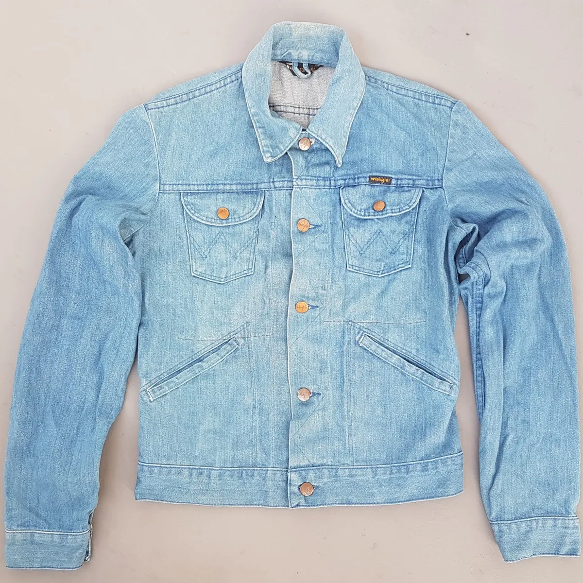 WRANGLER Retro WRANGLER Denim Jacket, from USA, Model MC2-24A, Size 34 Vintage Apparels, Cool Light-Washed, Seasoned Blue Denim Coat, Luxury Outerwear, Sophistication, Urban Style, Pop Culture, Hip Hop, Rock Star, Timeless Classic, Cult Street Fashion - Photo 2