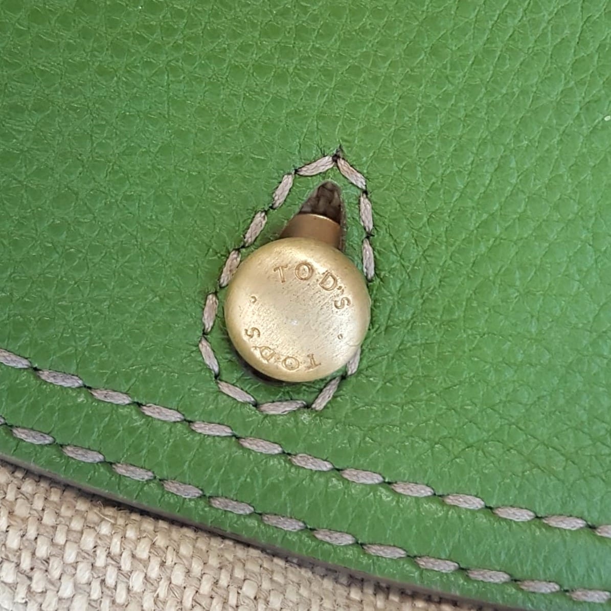 Tod's Original TOD’S Tote Bag, Tod’s Decoupage Shopping Media Model, Tod’s Coupe Pump, Duffel Bag, Cosmopolitan, Cool Beige Linen with Green Leather Bag, Designer Handbag, Sophistication, Luxury Lifestyle, Urban Style, Cult Street Fashion - Photo 6