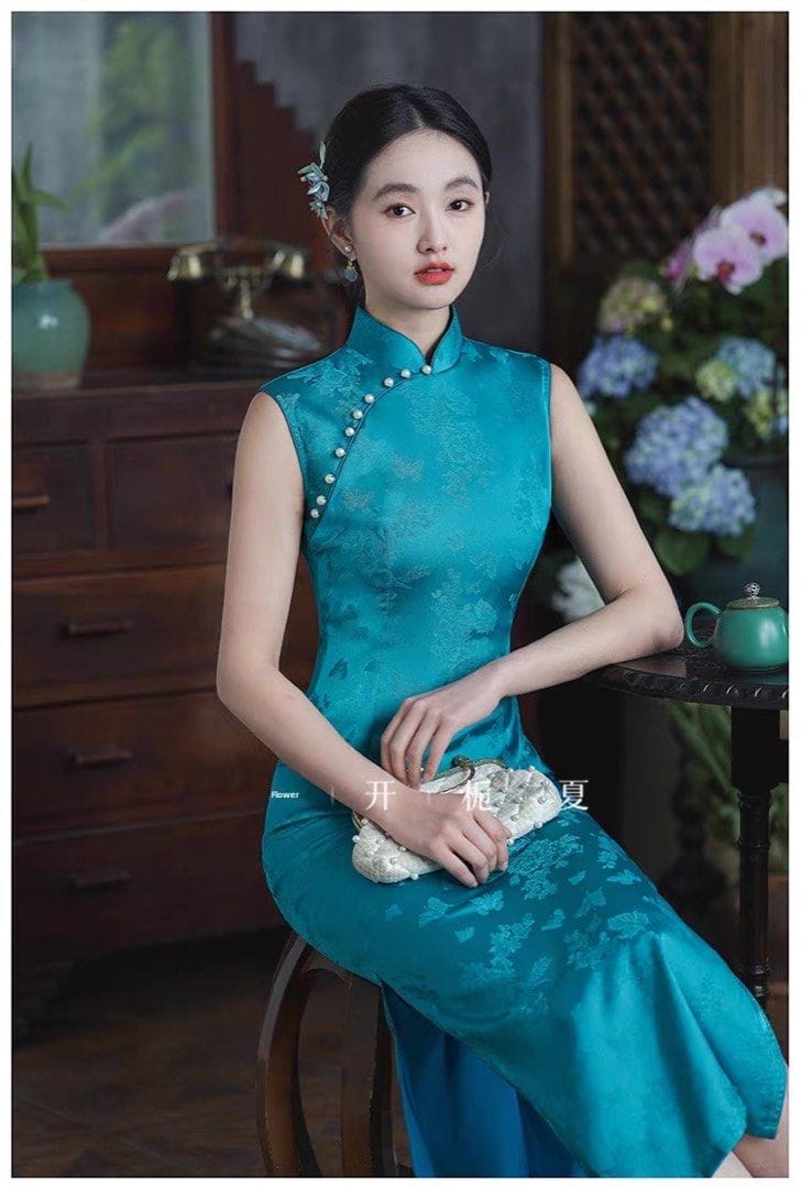 Elegant Vintage Blue Cheongsam – Timeless Vibes - Photo 2