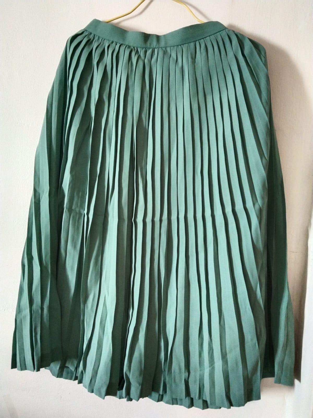 Chic Pleated Green Midi Skirt