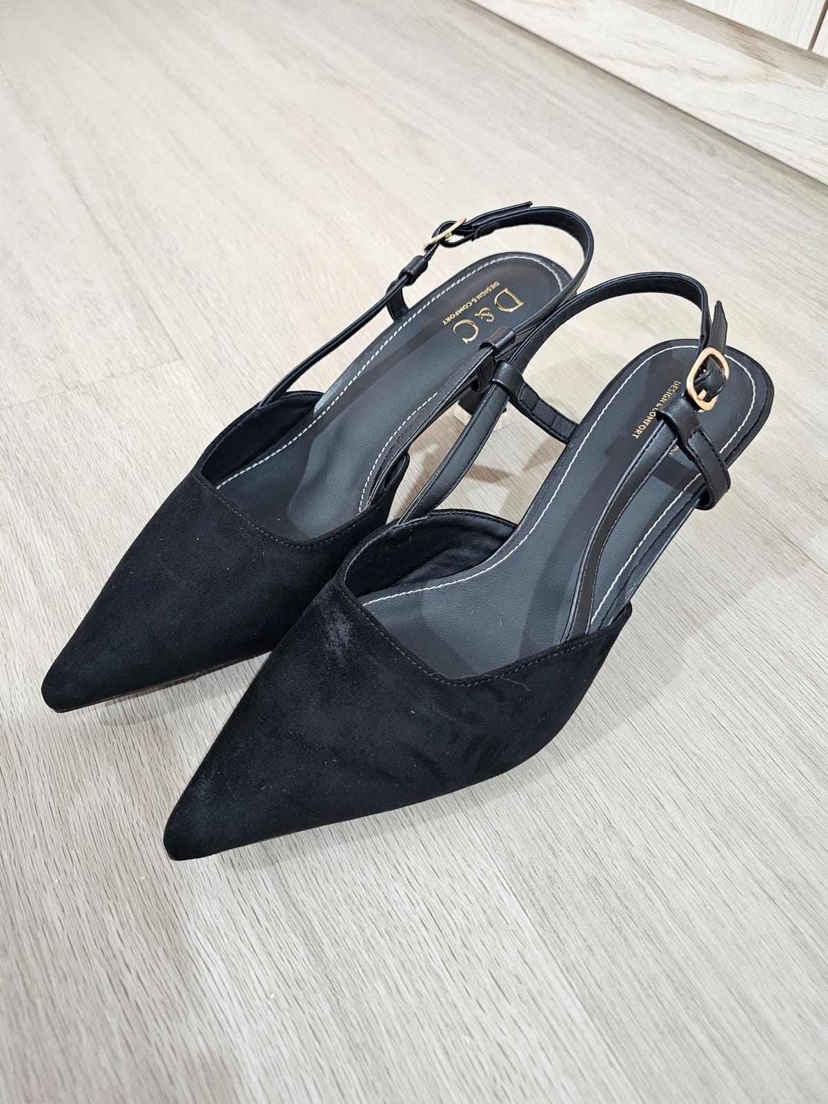 Design and Comfort (D&C) Chic Black Pointed Slingback Heels