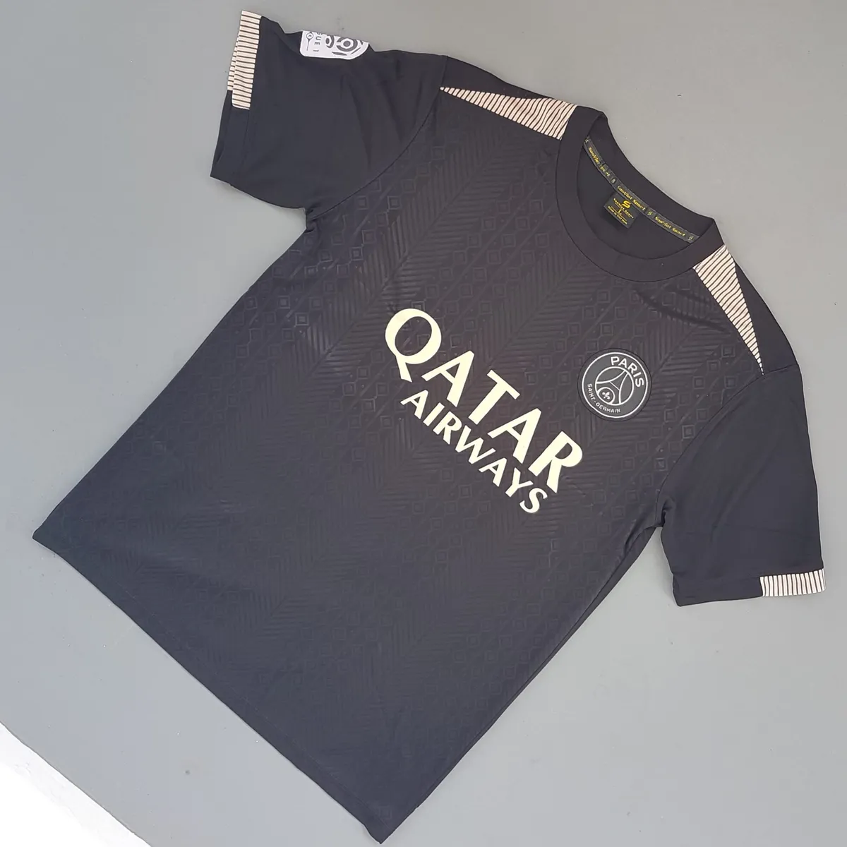 PSG Exclusive Paris Saint-Germain Jersey, Original PSG Top, Black Shirt, Cosmopolitan, French Football Club, Lique 1, QATAR Airways, Authentic Licensed Football Merchandise, Sophistication, Pop Culture, Urban Style, Timeless Appeal, Cult Street Fashion - Photo 5