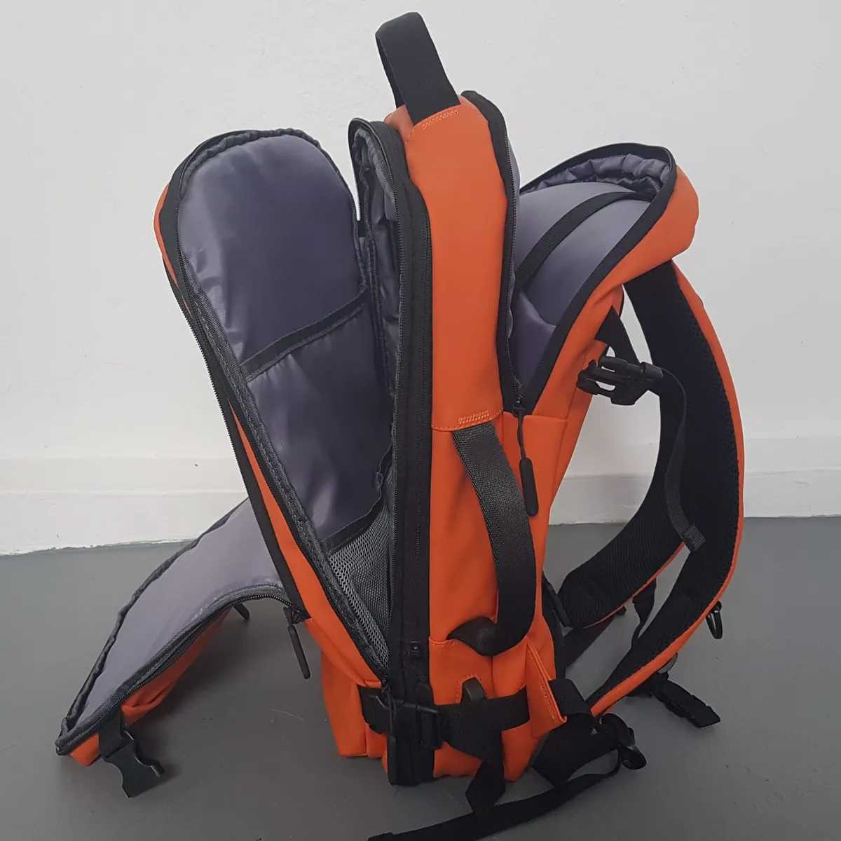 THULE from Sweden THULE Chasm Backpack, SWEDEN, Luxury 40L Haversack cum Duffel, 2 in 1 Design, Autumnal Orange Colorway, Durable Weather Resistant, Commute, Travel, Laptop Pack, Outdoor Gear, Dual Compression Buckles, Top & Side Handle, Sophistication, Cult Street Fashion - Photo 6