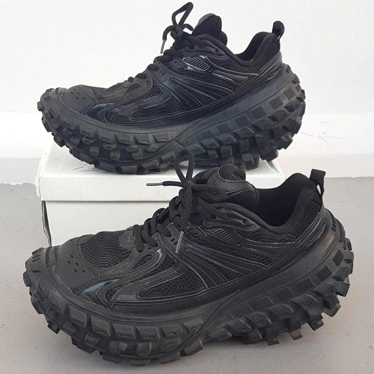 Balenciaga Rare Balenciaga Defender Shoes, Bouncer Black Mesh Sneakers, Size EU 41, US 8, UK 7, Ivory Glow Model, Cosmopolitan, Cool Black Trainers, Sleek Designer Fashion, Eye-Catching, Streetwise, Sophistication, Roadster, Pop Culture, Luxury Living, Urban Style - Photo 3