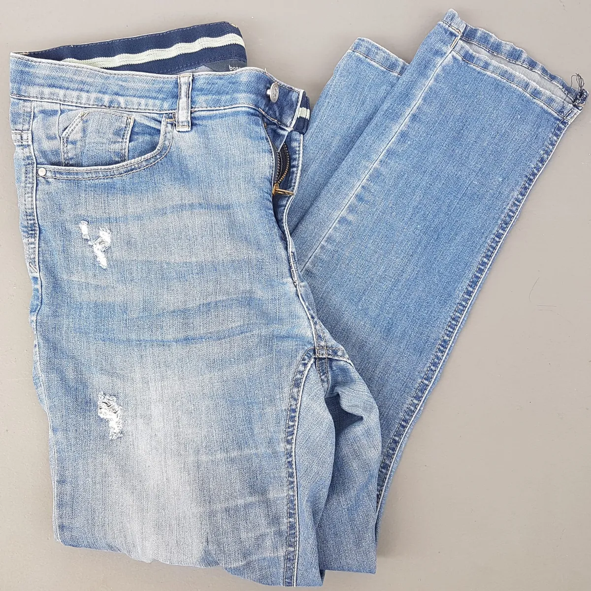 Bossini Original BOSSINI Light Washed Denim Jeans, Cosmopolitan, Cool Distressed Bottoms, Bootcut Model, Size 29, Pop Culture, Hip Hop, Rock Star, Cult Street Fashion, Urban Style, Timeless Appeal, Sophistication, Streetwise, Trendy Apparels - Photo 3