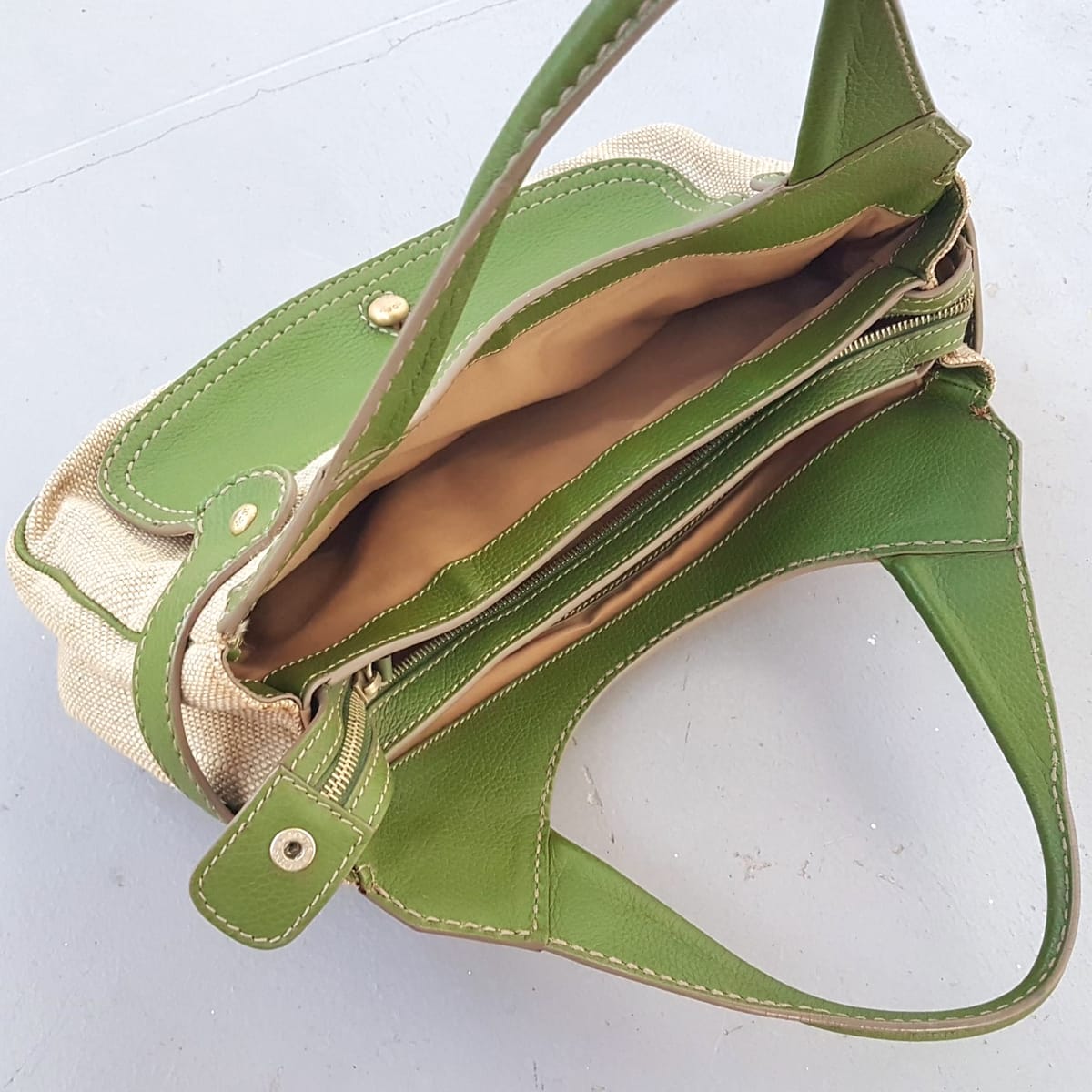Tod's Original TOD’S Tote Bag, Tod’s Decoupage Shopping Media Model, Tod’s Coupe Pump, Duffel Bag, Cosmopolitan, Cool Beige Linen with Green Leather Bag, Designer Handbag, Sophistication, Luxury Lifestyle, Urban Style, Cult Street Fashion - Photo 9