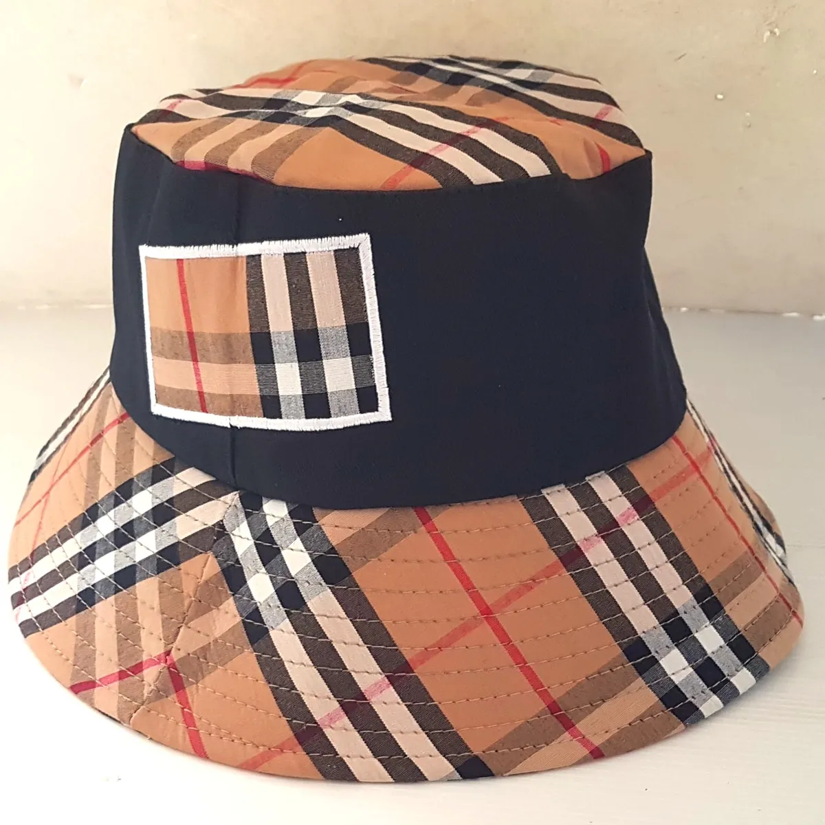 Burberry Retro Burberry Bucket Hat, Cool Top, Embroidered Equestrian Knight, Signature Archival Beige Check Pattern, Cosmopolitan, Luxury Living, Sleek Designer Model, Sophistication, Art Décor Cap, Timeless Classic, Pop Culture, Cult Street Fashion, Urban Style - Photo 7