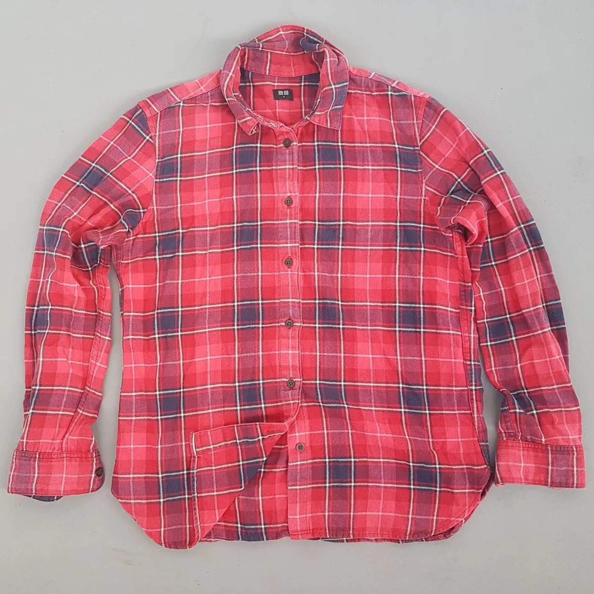 Uniqlo Uniqlo Flannel Red Checked Shirt Long Sleeve, Classic Plaid Pattern, Cool SMALL Top, Cosmopolitan, 7 Buttons Down Shirt, Retro Western Design, Pop Culture, Hip Hop, Rock Star, Sophistication, Cult Street Fashion, Timeless Appeal, Urban Style - Photo 3