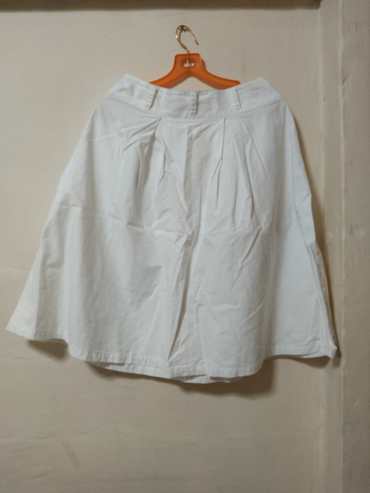 Chic White Midi Skirt with Pleats - Photo 2