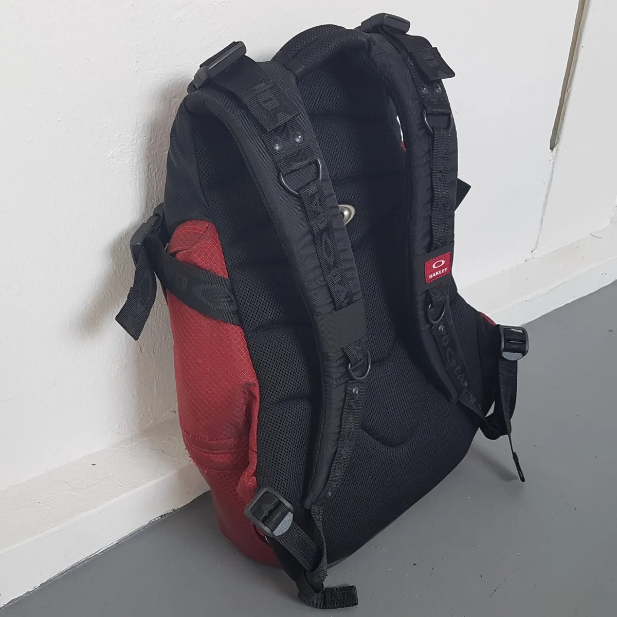 OAKLEY Original OAKLEY Backpack, USA, Cosmopolitan, Maroon & Black Rucksack, Vintage OAKLEY Haversack, Cool Travel Pack, Sleek Design, Iconic Ellipse Logo Sophistication, Outdoor Gear, Backpackers, Sophistication, Roadster, Cult Street Fashion, Pop Culture - Photo 8