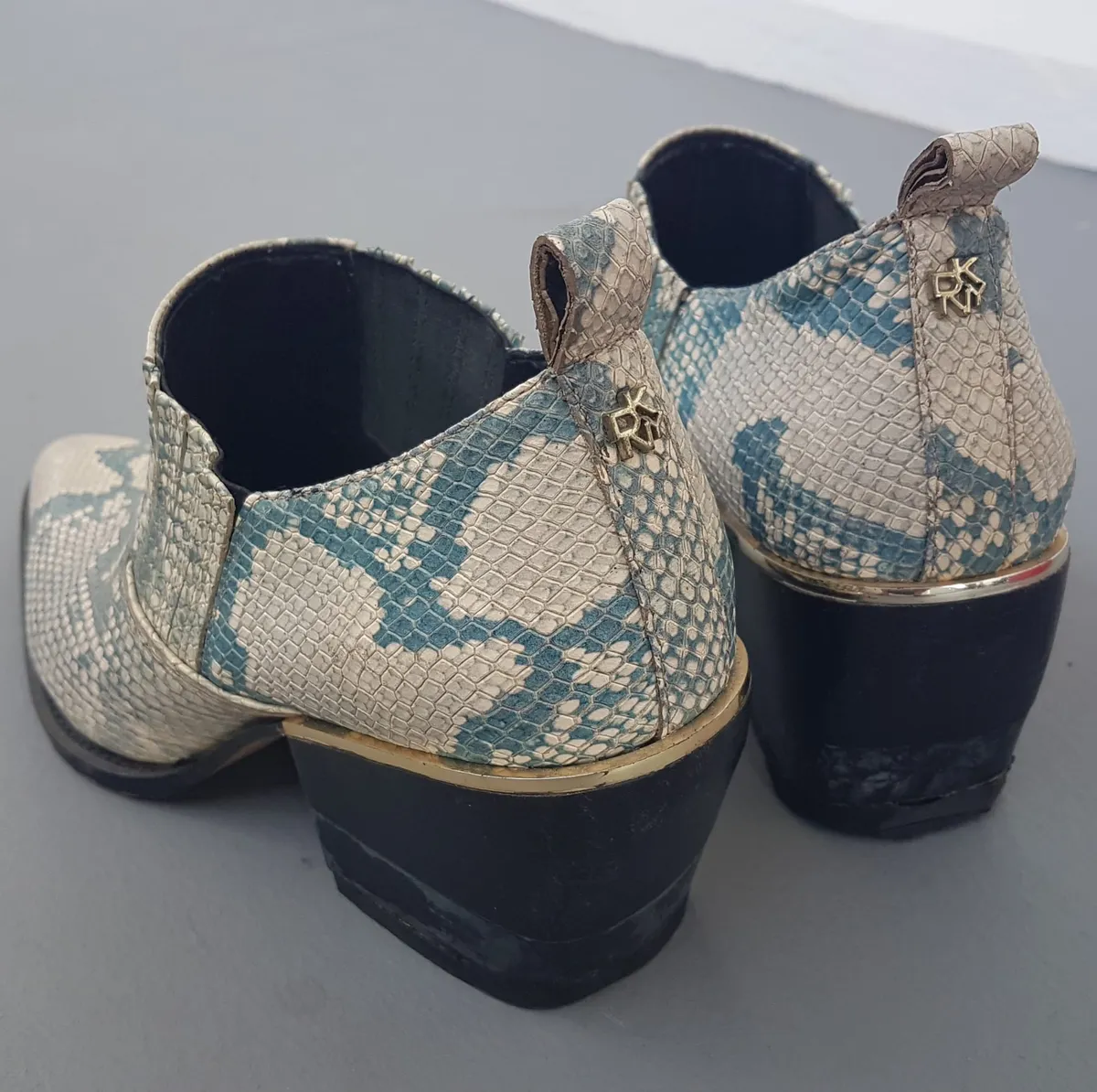 DKNY Original DKNY Snake Skin Print Shoes, US 9, UK 6.5, EU 40, Donna Karan New York, Classic Ankle Boots, Cosmopolitan, Pointed Toe, Luxury Living, Timeless Appeal, Urban Style, Pop Culture, Hip Hop, Rock Star, Sophistication, Streetwise, Roadster, Cult Street Fashion - Photo 9