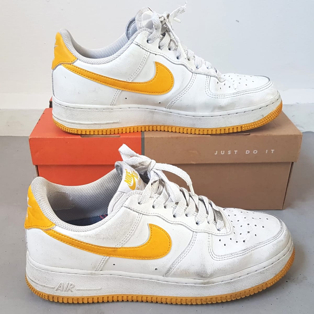 Nike Retro 2007 NIKE Air Force 1 Sneakers, Universal Gold Model, Cosmopolitan, Cool White Leather Shoes, US 9.5, UK 8.5, EU 43, CM 27.5, Sleek AF1 Design, Sophistication, Timeless Appeal, Geek, Pop Culture, Hip Hop, Rock Star, Urban Style, Cult Street Fashion - Photo 3