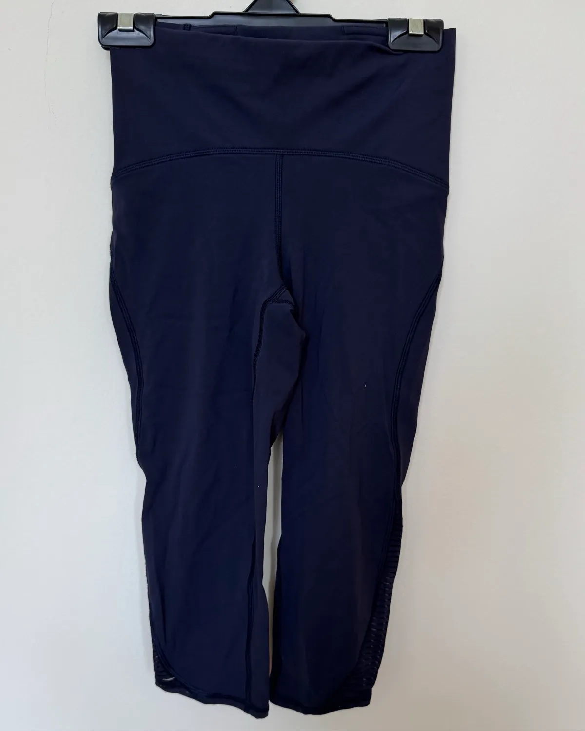 Dark blue Lululemon crop leggings