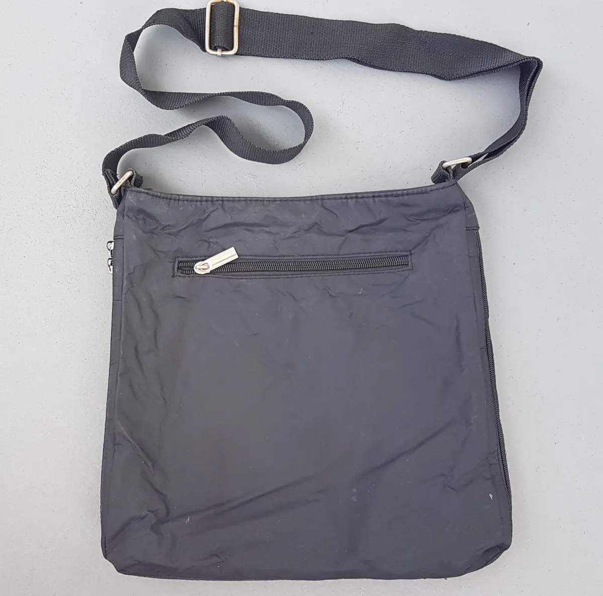 Poccilini, ITALY Exquisite POCCILINI Tote Bag, ITALY, Cool Cross-Body, Minimalist, Simple Black Handbag, Elegant Messenger, Luxury Living, Shoulder Sling, Cosmopolitan, Duffel, Urban Style, Haute Couture, Designer Hand Carry, Sophistication, Streetwise, Everyday Bag, - Photo 2