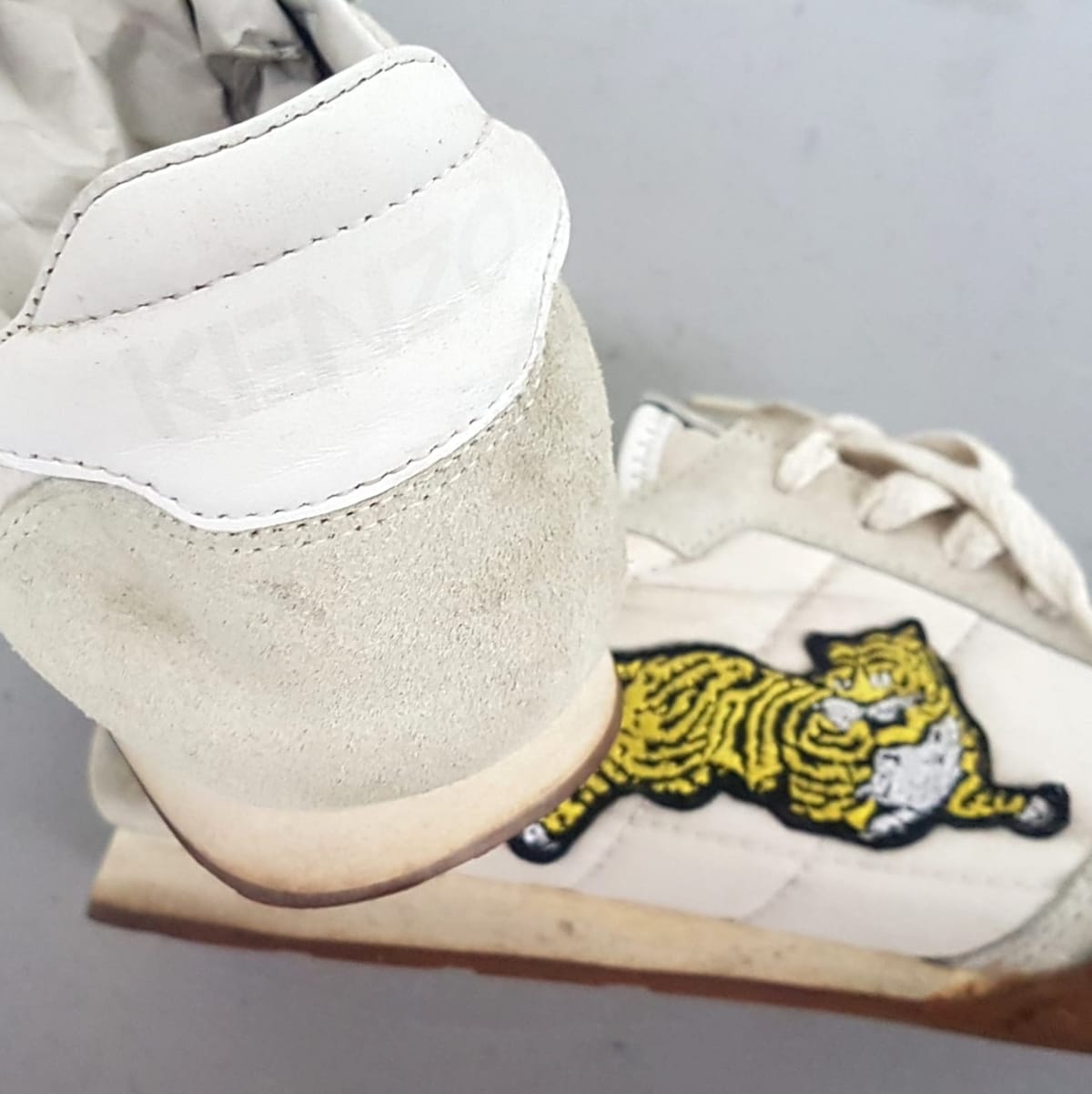 Original KENZO Designer Sneakers, Paris France, Made in Portugal, Size EU 41, Cool White KENZO Shoes, TIGER Embroidery Patch, Sleek Model, Cosmopolitan, Timeless Appeal, Urban Style, Sophistication, Pop Culture, Luxury Lifestyle, Cult Street Fashion - Photo 8