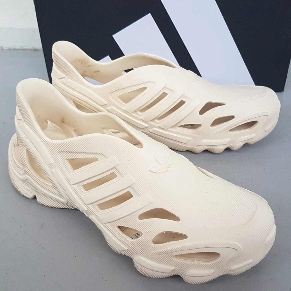 Adidas Adilette CLOG, Adidas Supernova Sneakers, Cool Slip-On, UK 9, EU 43, Beige Shoes, Sliders, Sleek Designer Shoes, Eye-Catching, Cosmopolitan, Sophistication, Urban Style, Timeless Appeal, Pop Culture, Summer Holiday, Streetwise, Luxury Lifestyle - Photo 3