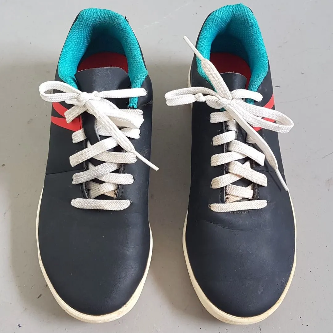 KIPSTA KIPSTA Football Boots, First 100 HG Futsal Model US 2, EU 34, UK 1.5, CM 21.5, Decathlon, Kids, Teens Soccer Shoes, Cosmopolitan, Indoor or Outdoor, Cool Black Leather Sneakers, Red & Blue Accents, Active Lifestyle, Sophistication, Urban Style, Streetwise - Photo 4