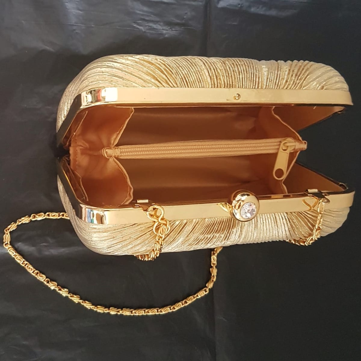 Retro Wallet-On-Chain Bag, Vintage Gold Tone Ribbed Metal Clutch with a Chain Strap, Cosmopolitan, Intricate Model, Elegant Designer Bag, Continental, Exquisite Satchel, Wallet, Pouch, Sophistication, Timeless Classic, Cult Street Fashion, Urban Style - Photo 8