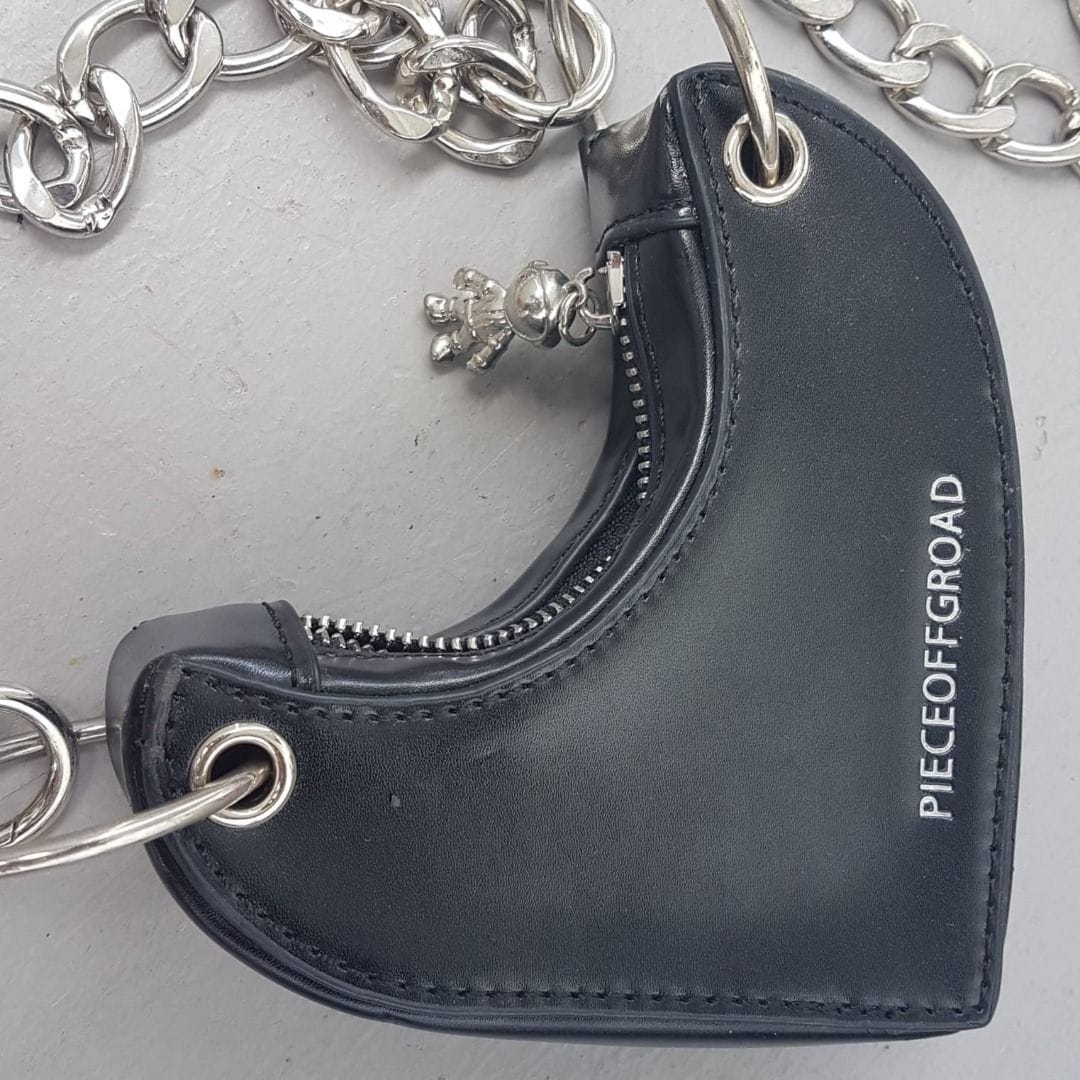 Edgy Heart-Shaped Black Chain Sling Bag - Photo 3