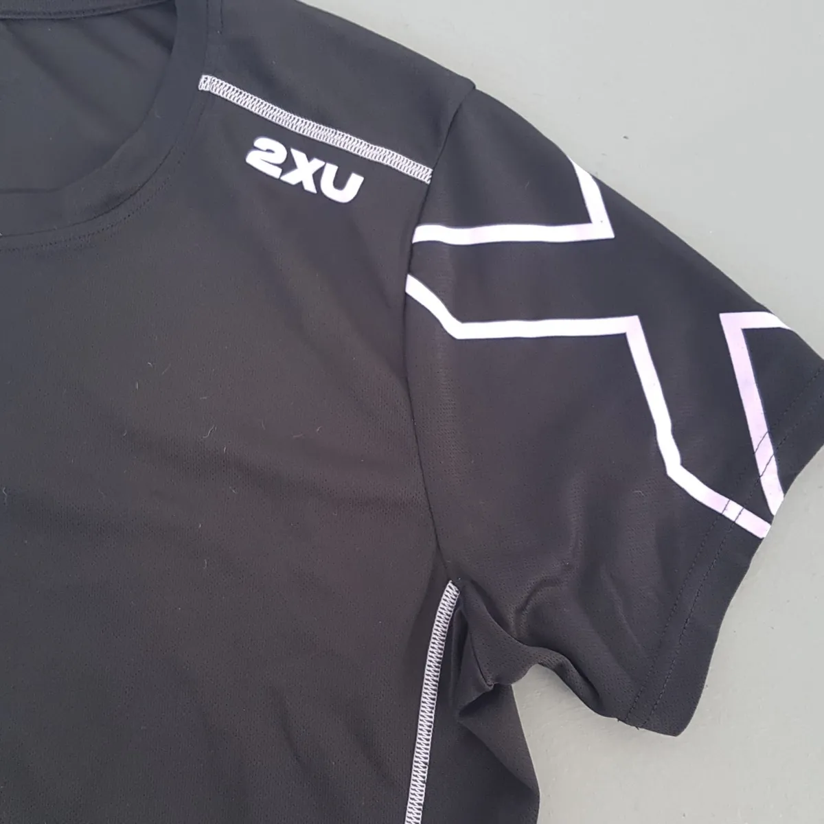 2XU Original 2XU Sportswear, Sports Fashion, Premium 2XU Designer Apparel, 2XU T-Shirt, Black Top, 2XU Logo, Cosmopolitan, Compression Run Tee, 2XU 21.1K Finisher X Tee, X on Shoulder, Muscle Top, Soft, Comfy, Breathable, Sophistication, Streetwise - Photo 3