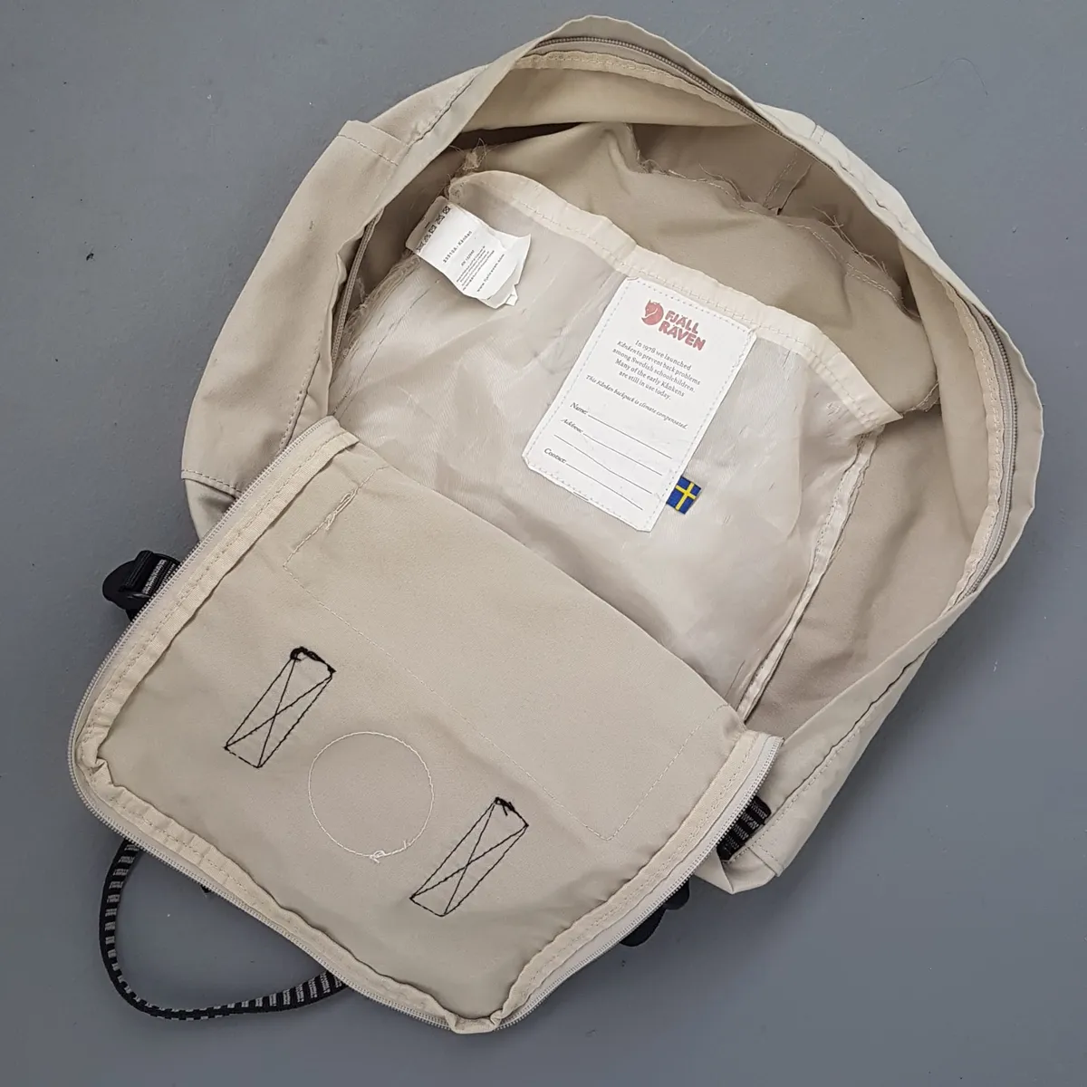 Fjällräven Kånken Authentic Fjällräven Kånken Backpack, Gray Khaki Haversack, FJALLRAVEN KANKEN Model, Royal Sweden Flag, Cosmopolitan, Cool Rucksack, Travel Bag, BLACK & White Handle & Straps, Sophistication, Backpackers, Cult Street Fashion, Everyday Bag - Photo 10