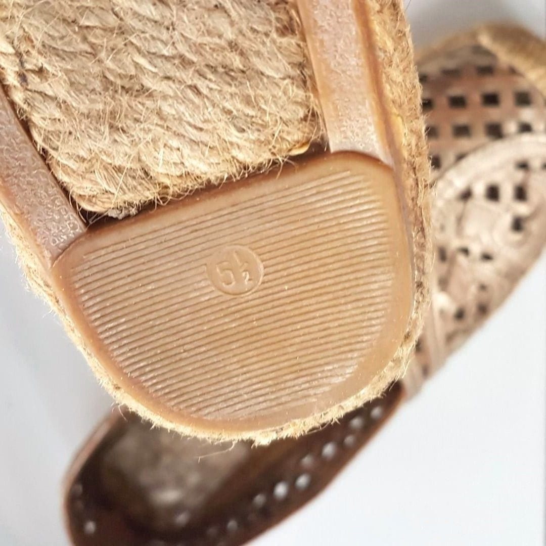 Luxury Tory Burch Slip On, Metallic Loafers, Espadrille Flats, Size 5.5 Shoes, Gold Laser Cut Leather Logo, Thatched Perforated, Cosmopolitan, Classic Shoes, Cool Slider, Timeless Appeal, Pop Culture, Sleek Boho Design, Sophistication, Cult Street Fashion - Photo 9
