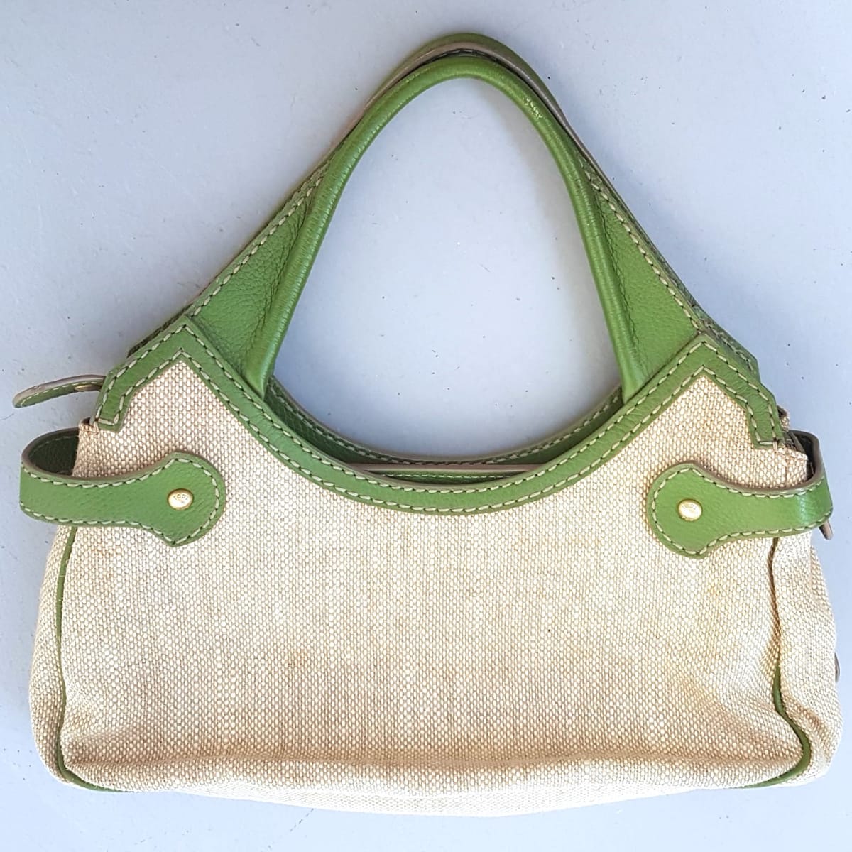 Tod's Original TOD’S Tote Bag, Tod’s Decoupage Shopping Media Model, Tod’s Coupe Pump, Duffel Bag, Cosmopolitan, Cool Beige Linen with Green Leather Bag, Designer Handbag, Sophistication, Luxury Lifestyle, Urban Style, Cult Street Fashion - Photo 4