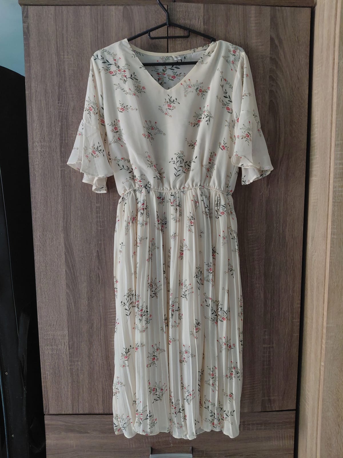 Hui Mei Floral Pleated Midi Dress with Sleeves
