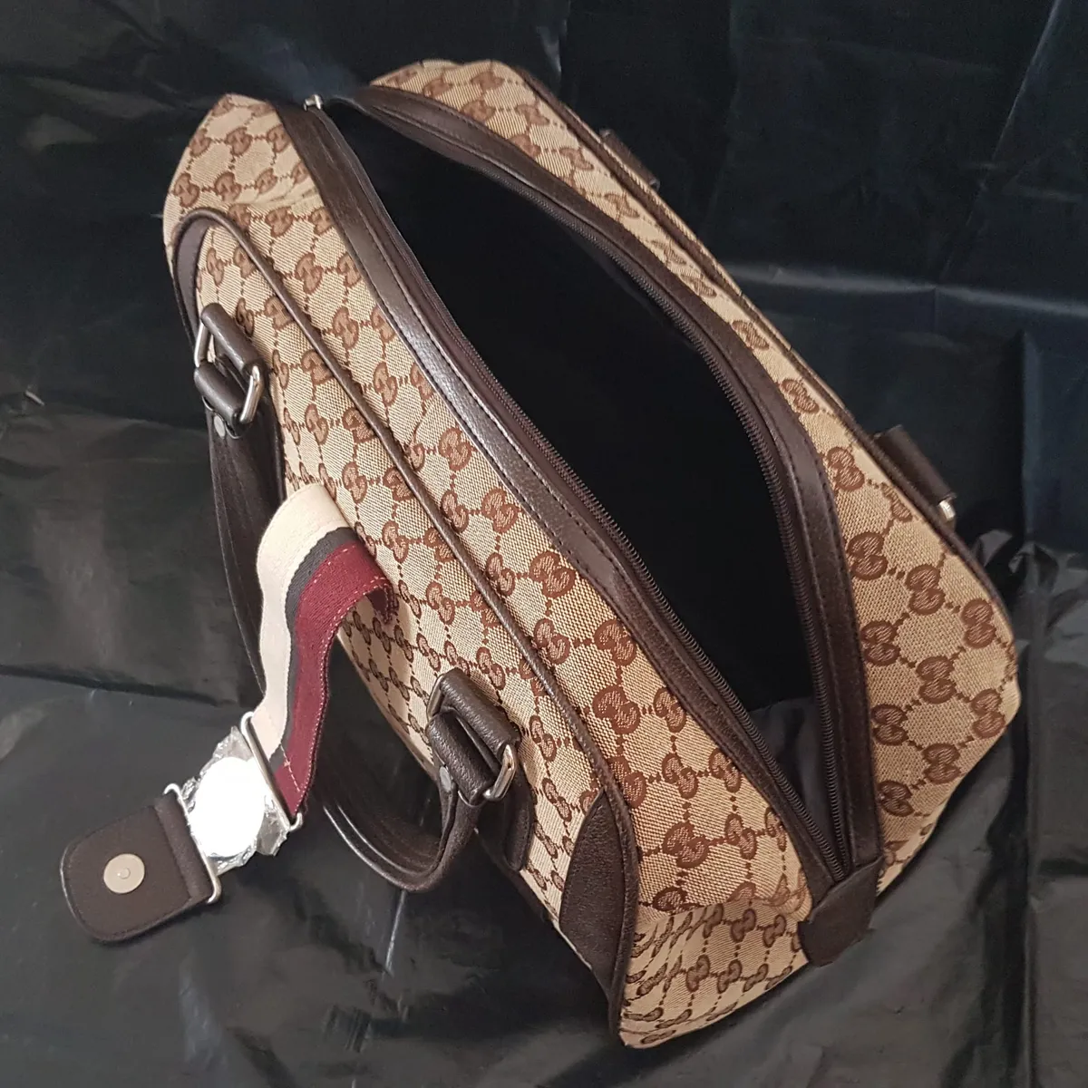 Gucci Retro GUCCI Tote Bag, ITALY, Gucci GG Monogram, Brown & Beige, Distinctive Gucci Crest Enclosure, Cosmopolitan, Duffle, Boston Bag, Luxury Living, Everyday Handbag, Urban Style, Sophistication, Timeless Appeal, Cult Street Fashion - Photo 10