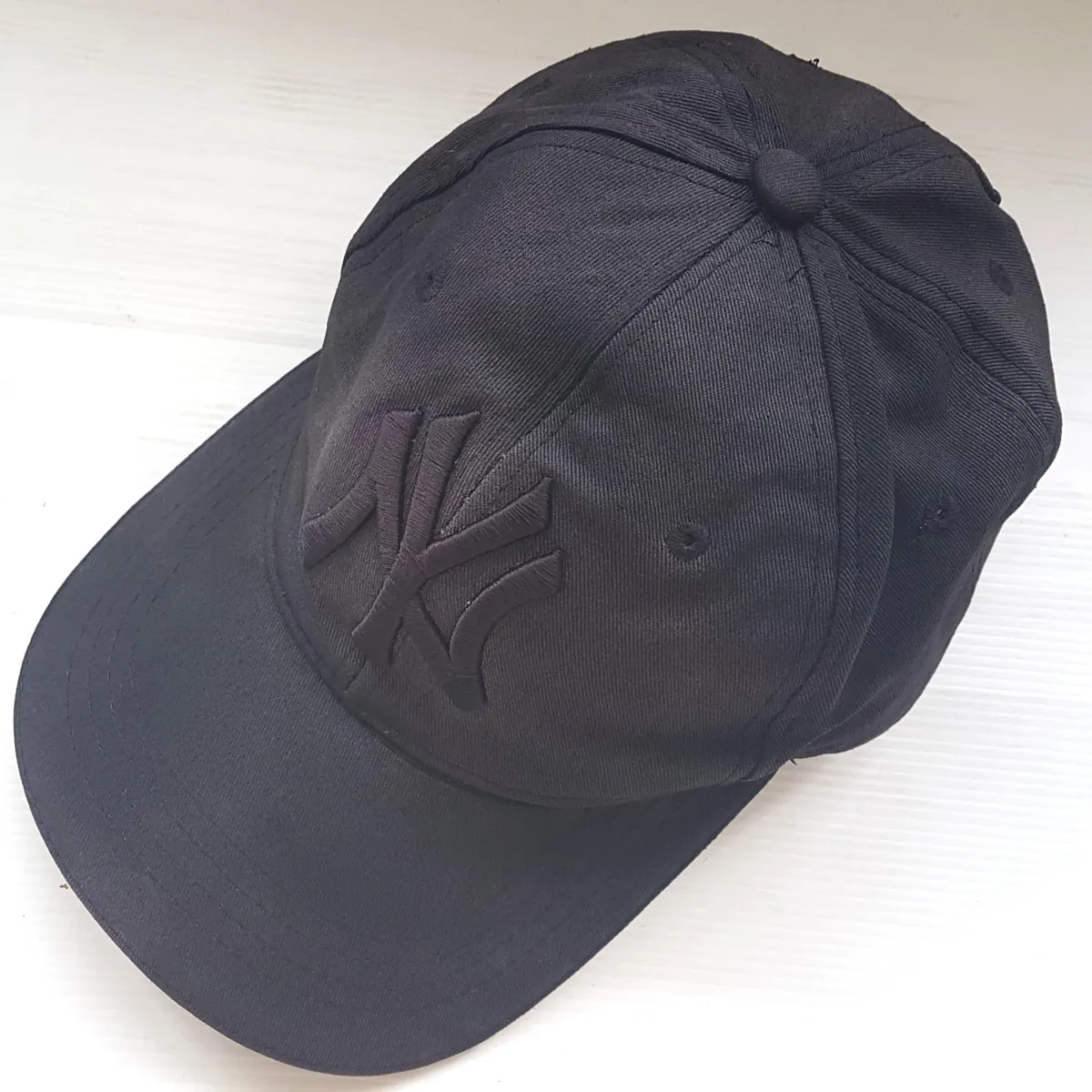 New York Yankess Retro MLB Baseball Cap, New York Yankees Collection, Cosmopolitan, Cool NY Black Model, New York Details on Brim, Old MLB Label, Adjustable backstrap, Jockey Cap, Roadster, Sophistication, F1 Racing, Car Rally, Cult Street Fashion, Summer Holidays - Photo 3