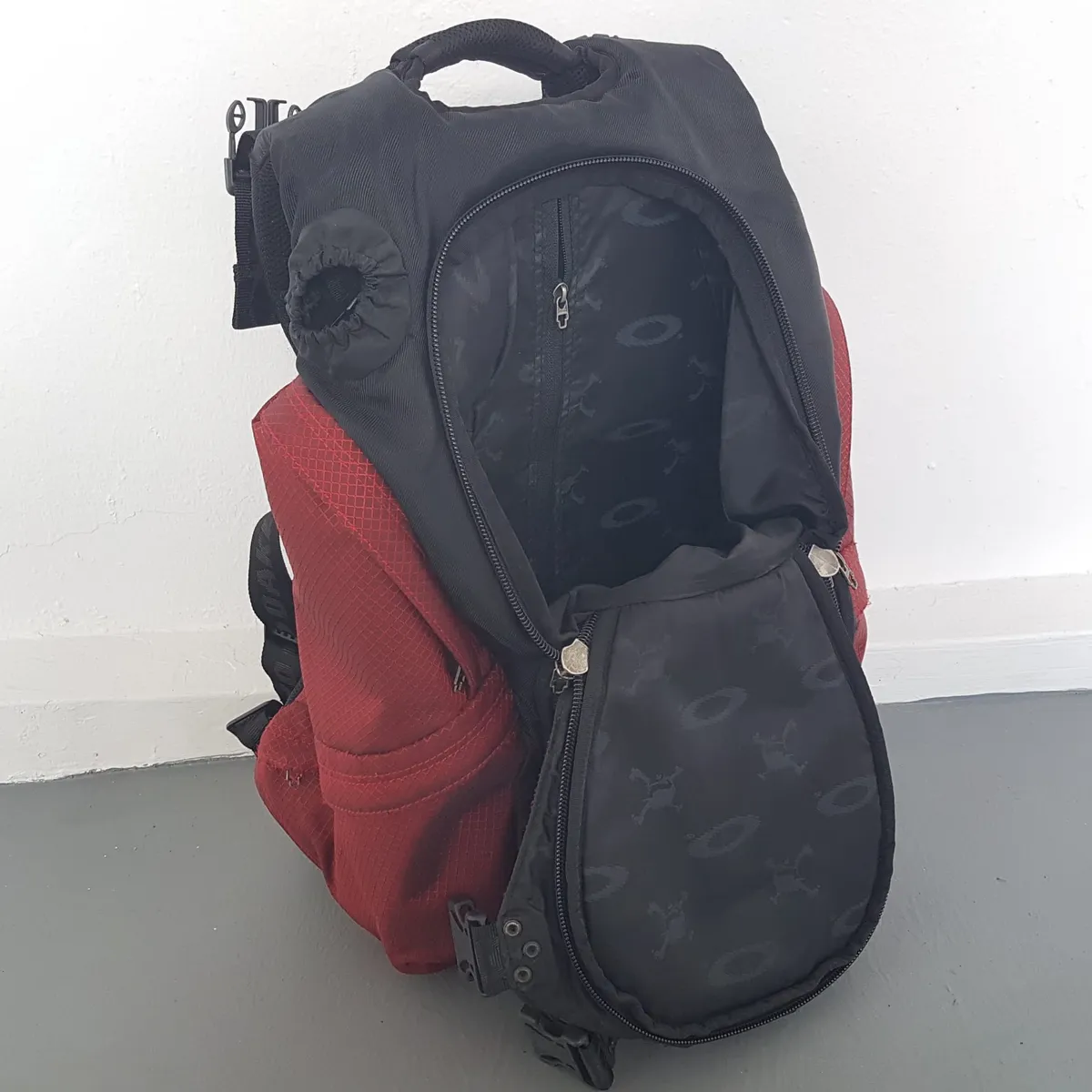 OAKLEY Original OAKLEY Backpack, USA, Cosmopolitan, Maroon & Black Rucksack, Vintage OAKLEY Haversack, Cool Travel Pack, Sleek Design, Iconic Ellipse Logo Sophistication, Outdoor Gear, Backpackers, Sophistication, Roadster, Cult Street Fashion, Pop Culture - Photo 7