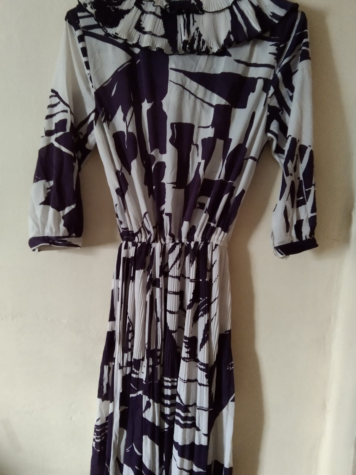 Flowy Abstract Print Maxi Dress with Ruffle Collar - Photo 2