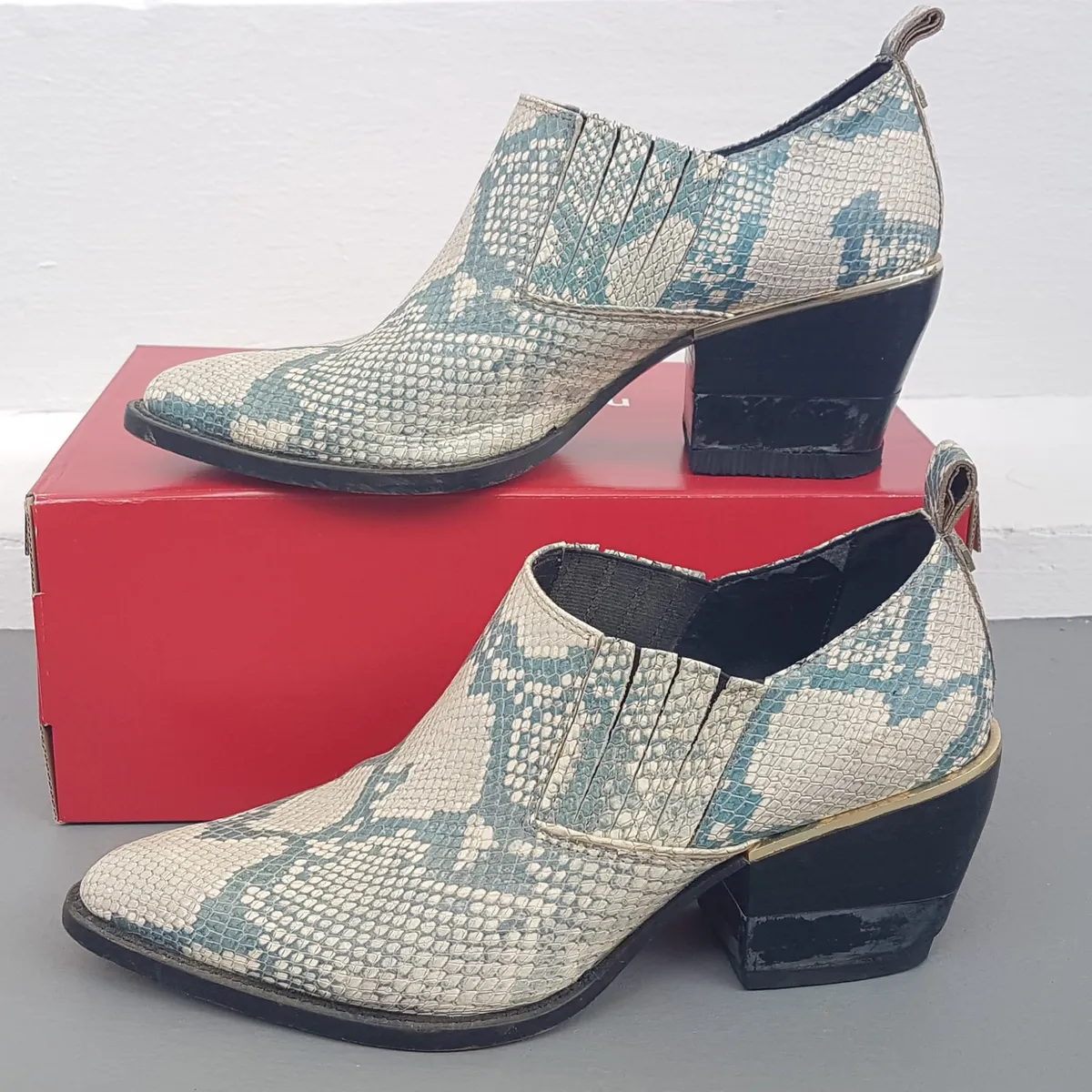 Original DKNY Snake Skin Print Shoes, US 9, UK 6.5, EU 40, Donna Karan New York, Classic Ankle Boots, Cosmopolitan, Pointed Toe, Luxury Living, Timeless Appeal, Urban Style, Pop Culture, Hip Hop, Rock Star, Sophistication, Streetwise, Roadster, Cult Street Fashion