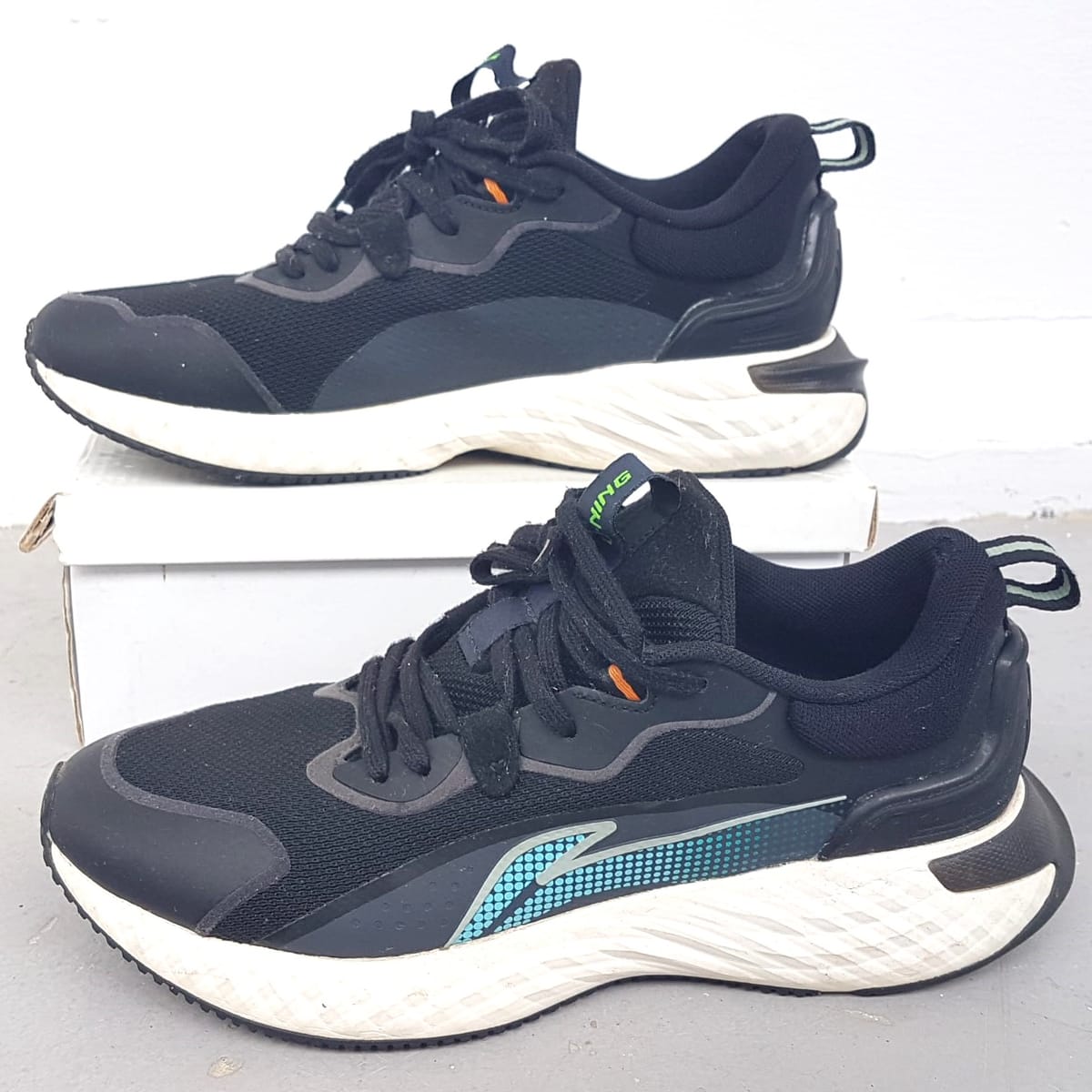 Original Li-Ning Running Sneakers, Cloud Shield Model, Cool Black, White & Blue Design, Cosmopolitan, US 9.5, EU 43, CN 27, Sleek Relaxed Fit Design, Lightweight, Urban Style, Streetwise, Sophistication, Timeless Appeal, Everyday Shoes, Cult Street Fashion