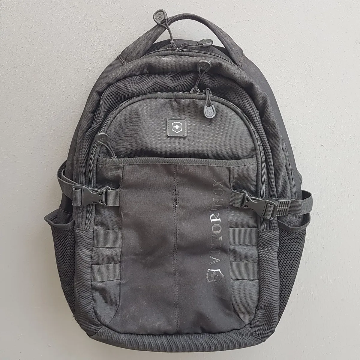 Victorinox SWISS Army Original Victorinox SWISS Army VX Sport EVO Compact Backpack, RETAIL $204, Black Haversack, Cool SWISS Cross Rucksack, Laptop bag, Padded Strap, Supportive Back Panel, Travel Pack, Cosmopolitan, Innovative Design, Sophistication, Streetwise, Everyday Bag - Photo 3