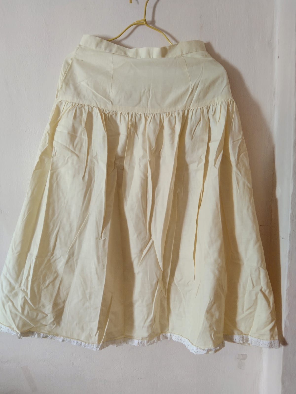 Chic Cream Midi Skirt with Lace Hem