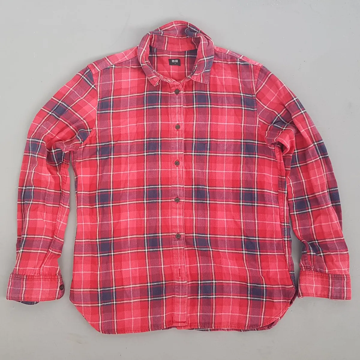 Uniqlo Flannel Red Checked Shirt Long Sleeve, Classic Plaid Pattern, Cool SMALL Top, Cosmopolitan, 7 Buttons Down Shirt, Retro Western Design, Pop Culture, Hip Hop, Rock Star, Sophistication, Cult Street Fashion, Timeless Appeal, Urban Style