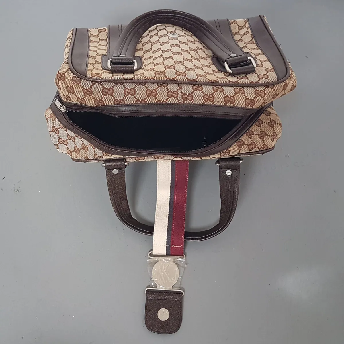 Gucci Retro GUCCI Aviatrix Boston Bag, ITALY, Gucci GG Monogram, Brown & Beige, Gucci Crest Enclosure, Cosmopolitan, Tote, Duffle, Haute Couture, Luxury Bag, Urban Style, Pop Culture, Sophistication, Timeless Appeal, Cult Street Fashion, Everyday Handbag, - Photo 6