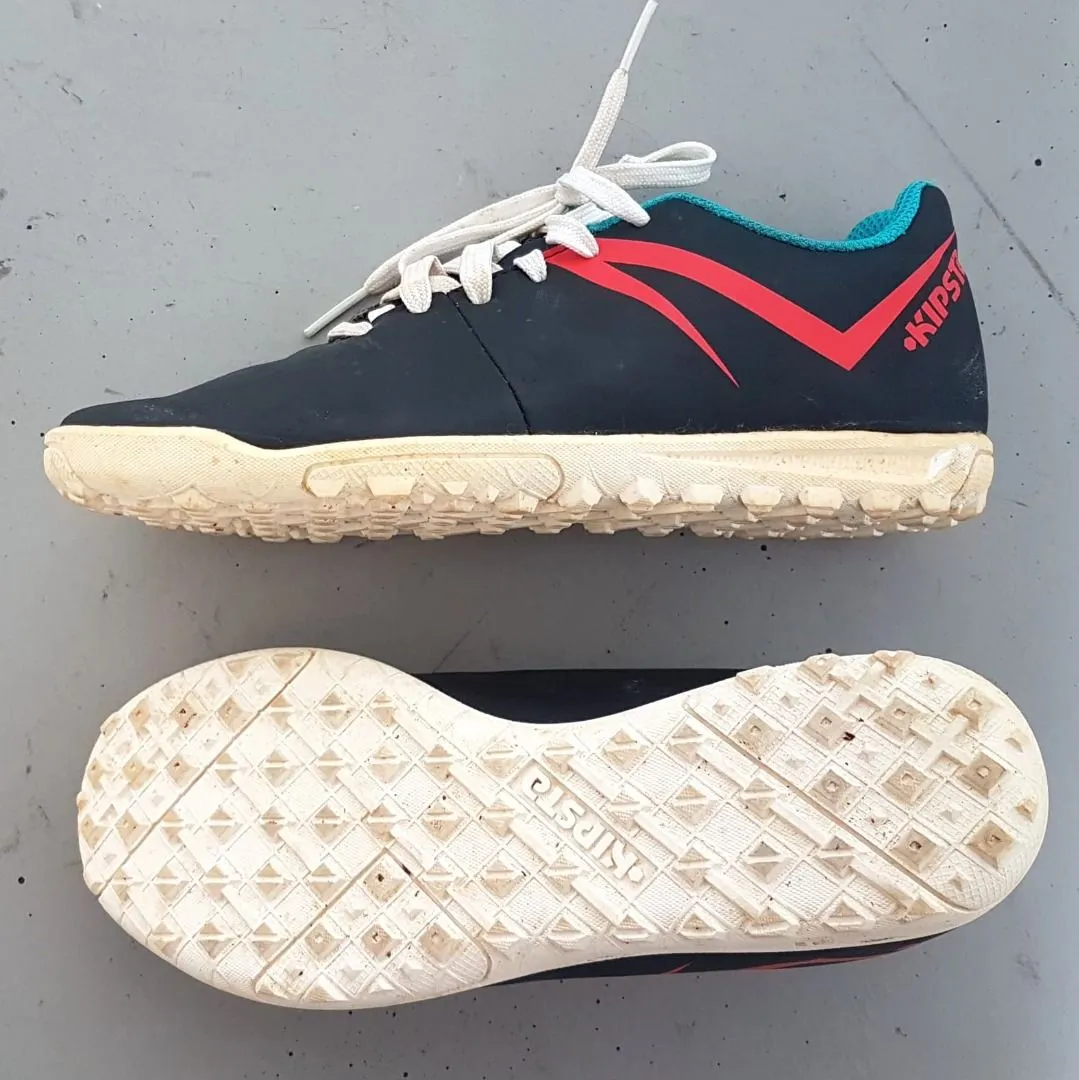 KIPSTA KIPSTA Football Boots, First 100 HG Futsal Model US 2, EU 34, UK 1.5, CM 21.5, Decathlon, Kids, Teens Soccer Shoes, Cosmopolitan, Indoor or Outdoor, Cool Black Leather Sneakers, Red & Blue Accents, Active Lifestyle, Sophistication, Urban Style, Streetwise - Photo 10