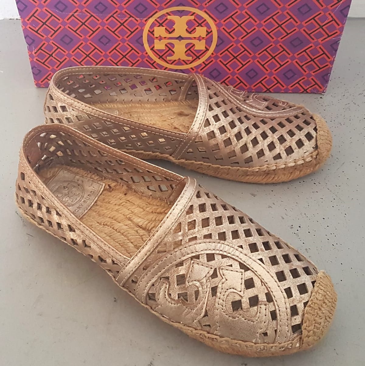 Luxury Tory Burch Slip On, Metallic Loafers, Espadrille Flats, Size 5.5 Shoes, Gold Laser Cut Leather Logo, Thatched Perforated, Cosmopolitan, Classic Shoes, Cool Slider, Timeless Appeal, Pop Culture, Sleek Boho Design, Sophistication, Cult Street Fashion - Photo 2