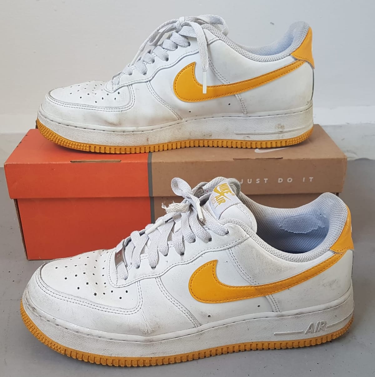 Nike Retro 2007 NIKE Air Force 1 Sneakers, Universal Gold Model, Cosmopolitan, Cool White Leather Shoes, US 9.5, UK 8.5, EU 43, CM 27.5, Sleek AF1 Design, Sophistication, Timeless Appeal, Geek, Pop Culture, Hip Hop, Rock Star, Urban Style, Cult Street Fashion - Photo 2