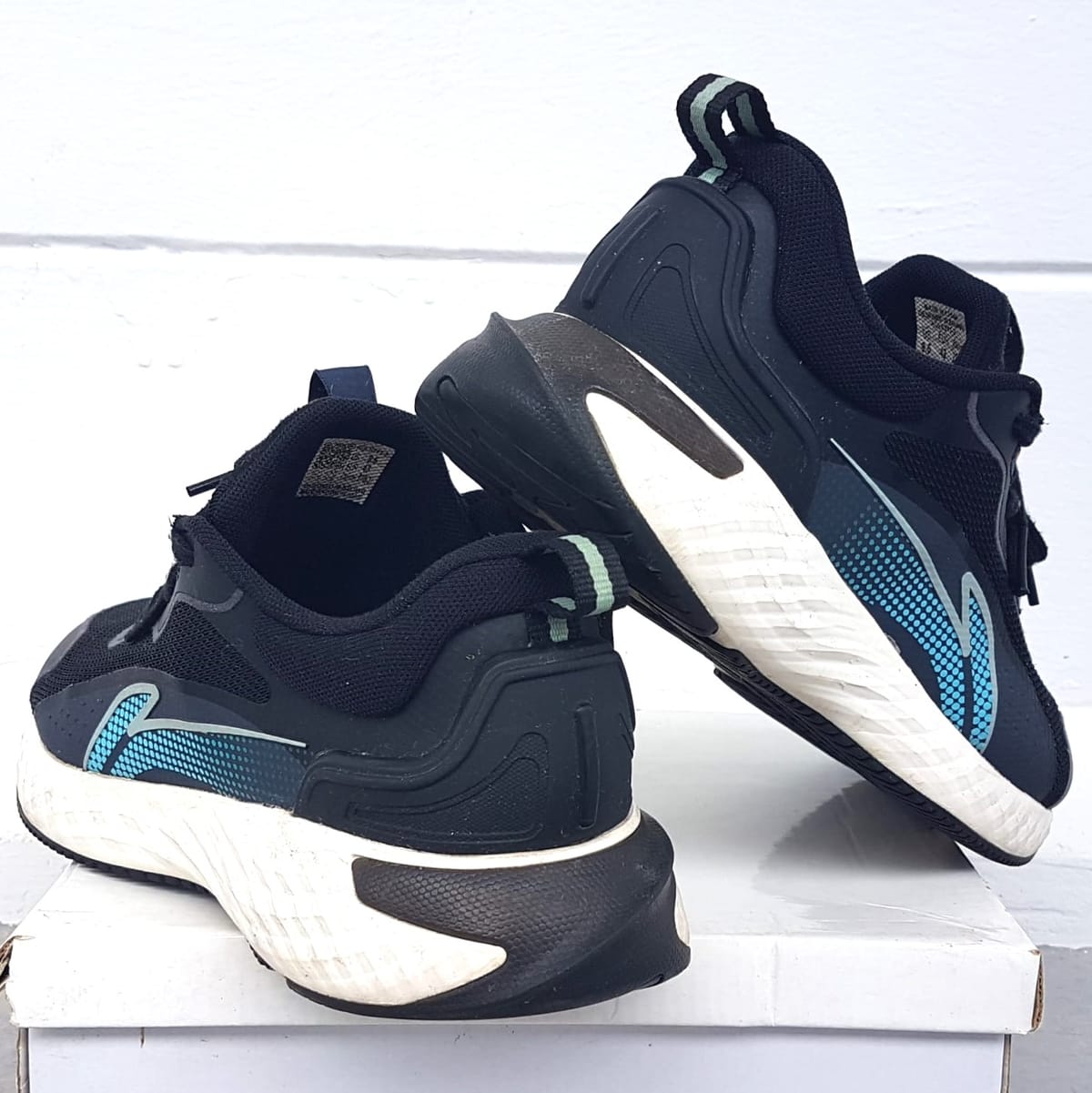 LI-NING Original Li-Ning Running Sneakers, Cloud Shield Model, Cool Black, White & Blue Design, Cosmopolitan, US 9.5, EU 43, CN 27, Sleek Relaxed Fit Design, Lightweight, Urban Style, Streetwise, Sophistication, Timeless Appeal, Everyday Shoes, Cult Street Fashion - Photo 9