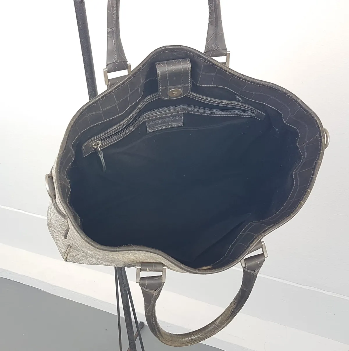 Armani Retro Emporio Armani Tote Bag, Made in ITALY, Armani Monogram, Cool Gray Handbag, Chic Messenger, Luxury Living, Shoulder Sling, Cosmopolitan, Duffel, Spacious Carrier, Urban Style, Haute Couture, Designer Hand Carry, Everyday Bag - Photo 5